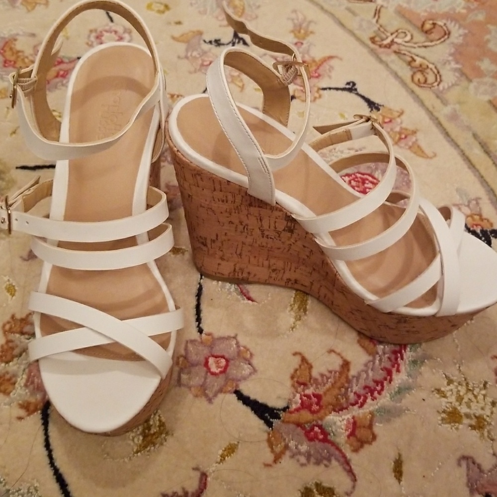 Brand new, box included - White Wedges
