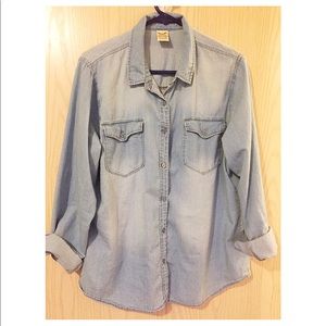Classic Chambray Button up!!❤️
