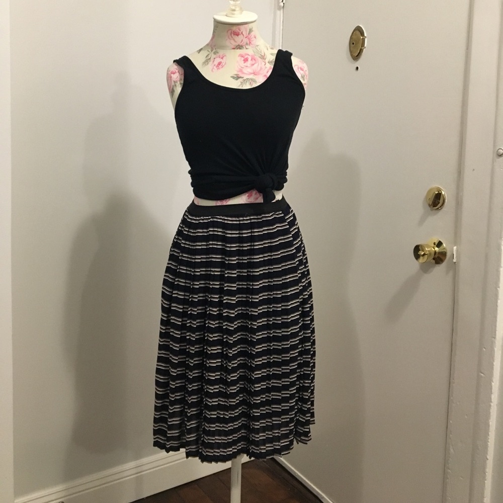 Cute pleated midi skirt