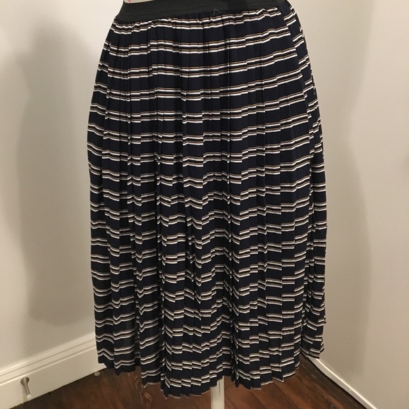 Cute pleated midi skirt - Picture 2 of 3