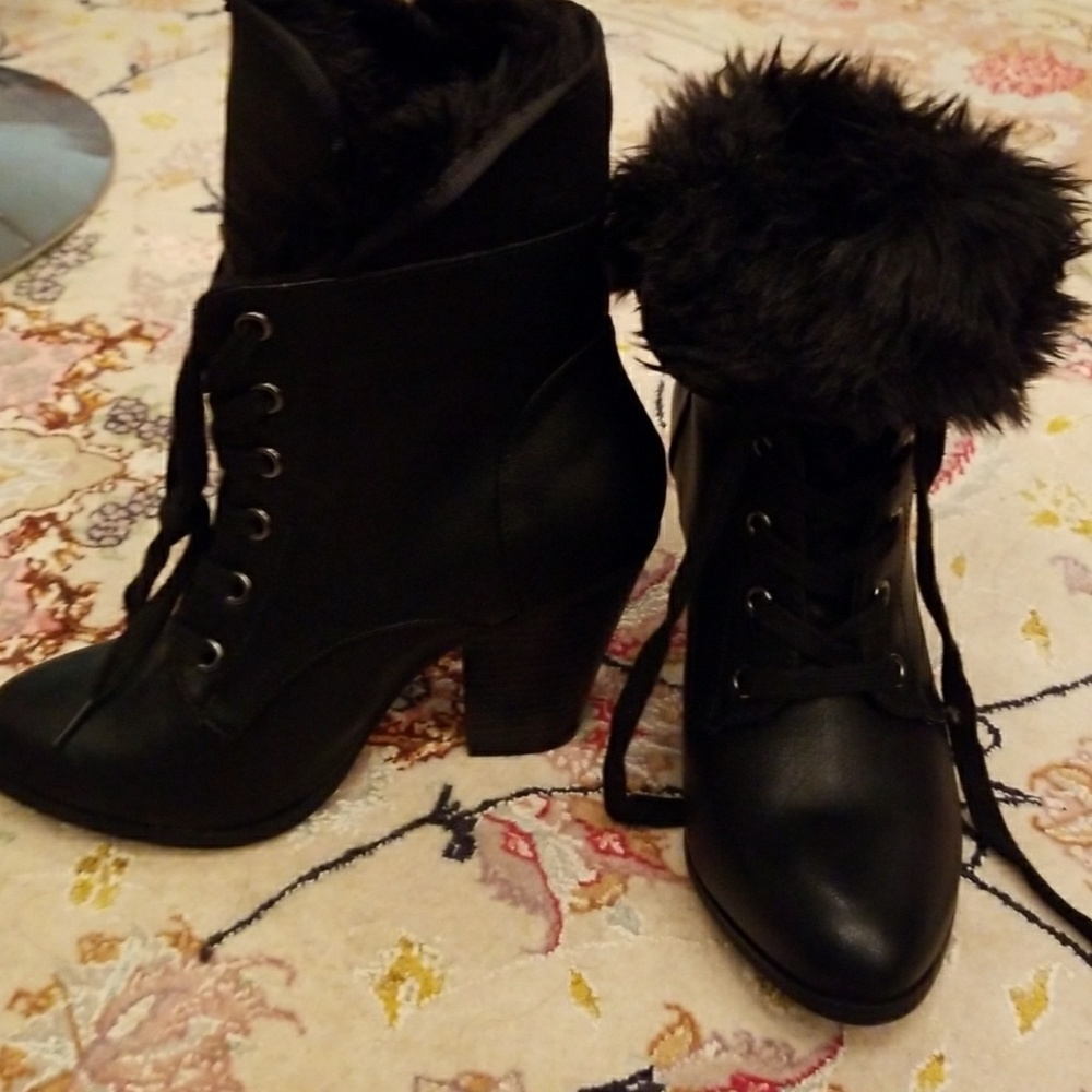 Black boots, fur trim. BOX INCLUDED