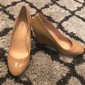 Banana Republic Round Toe Nude Patent Wedges Sz 7 Banana Republic Round Toe Nude Patent Wedges Sz 7