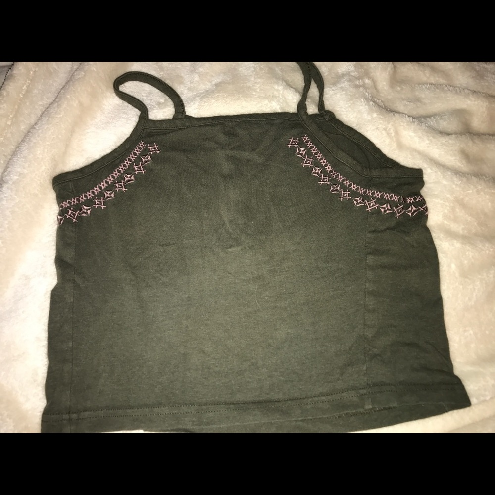 Olive with pink trim crop top!🌸