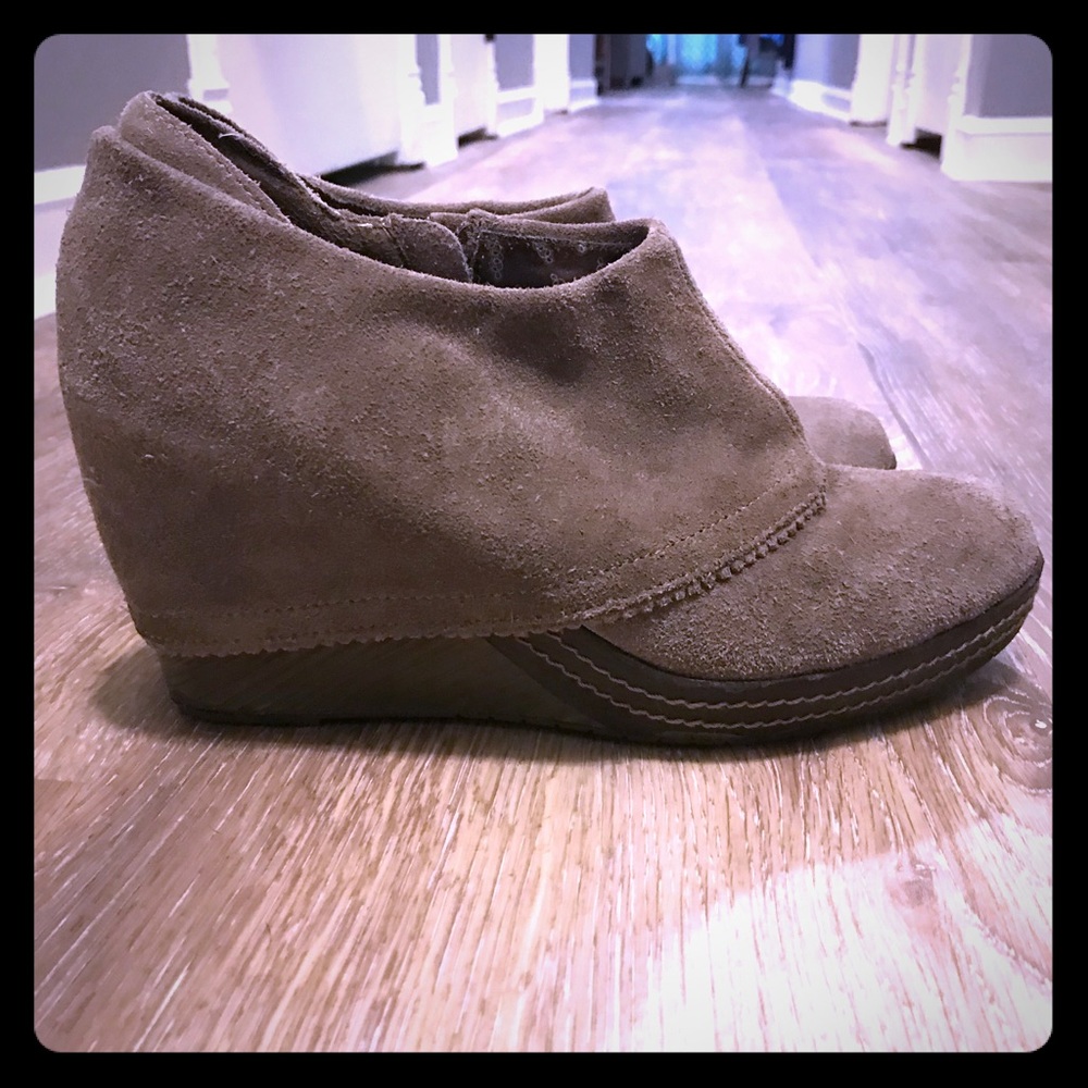 Ladies tan ankle booties size 11