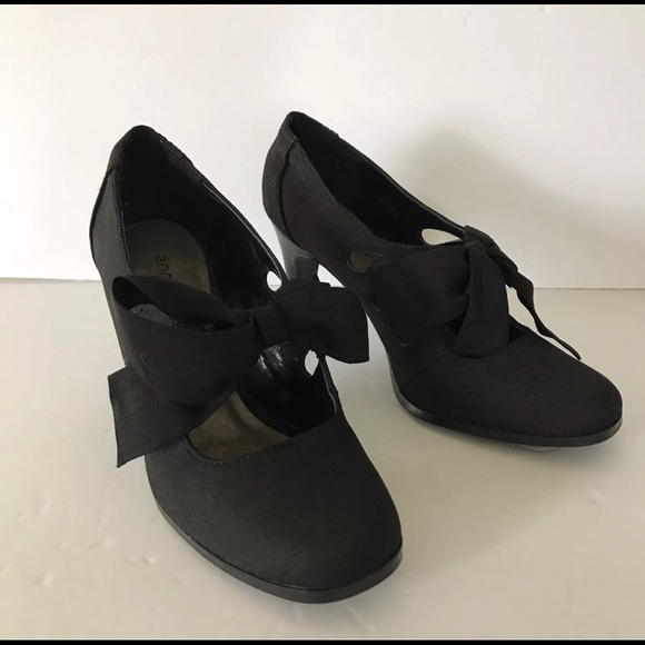 Ann Marino Shoes - Ann Marino Black Fabric Bow Trim Cut Out Heels 6