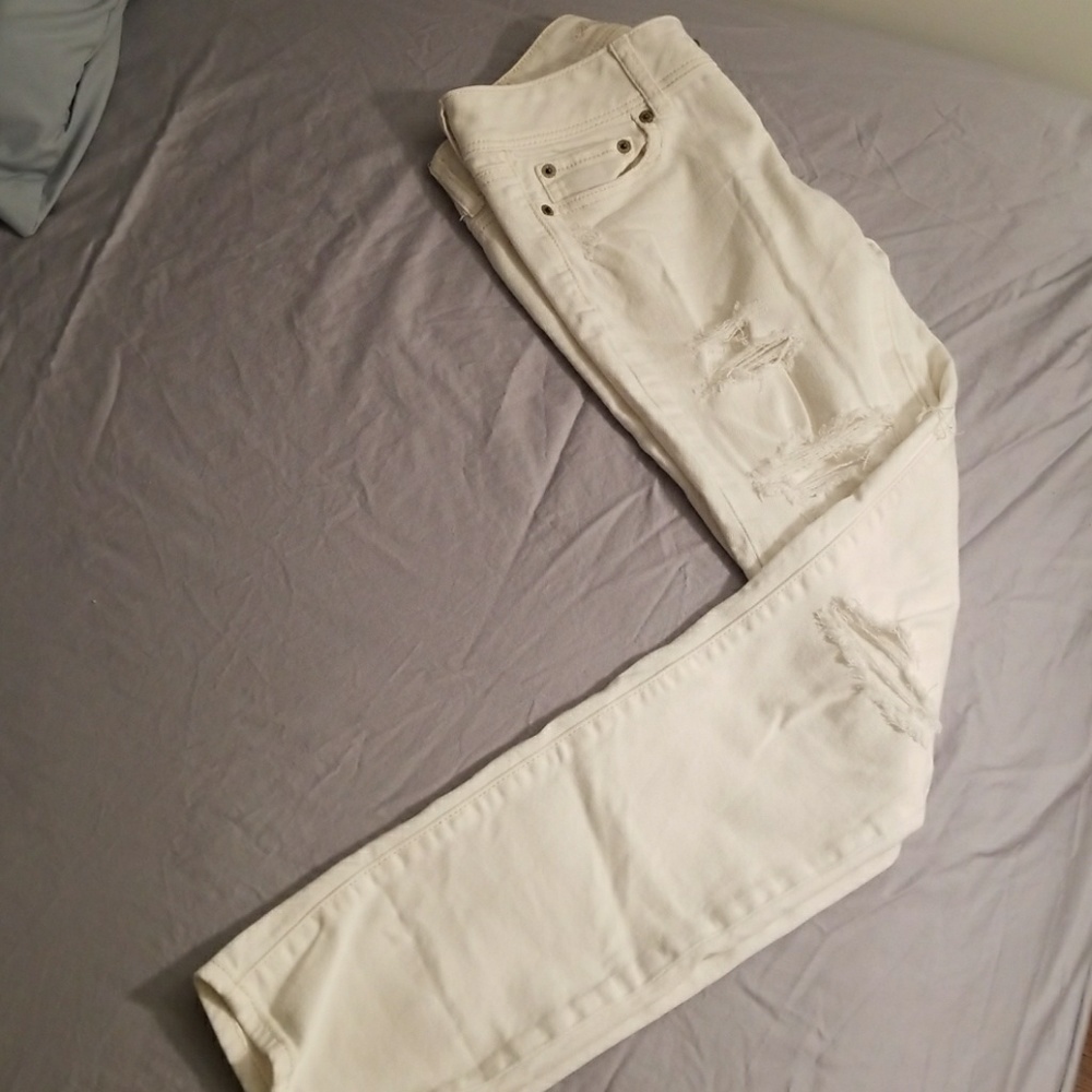 White distressed AE skinny jeans