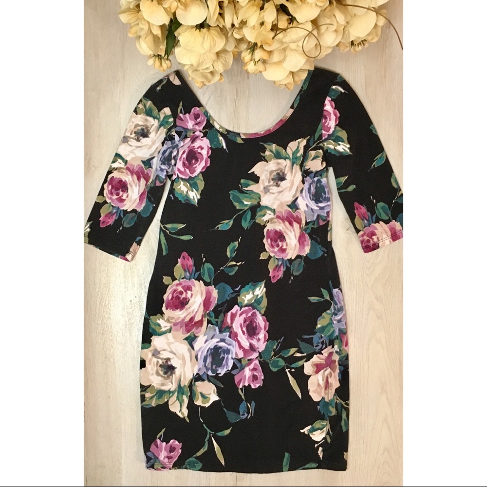 🚨 SOLD 🚨Floral Bodycon Dress