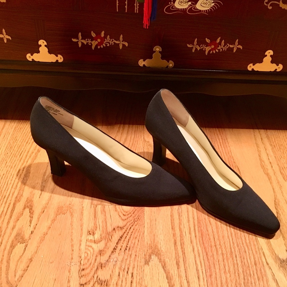Sam&libby excellent condition Black suede like