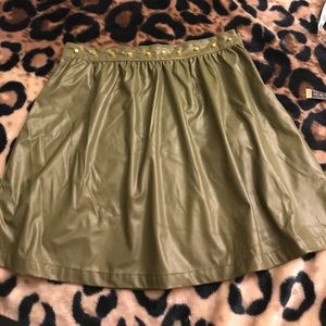 Green skirt stud waist Green skirt stud waist
