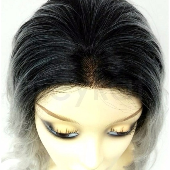 Lace front long wavy gray heat resistant wig - Picture 4 of 4