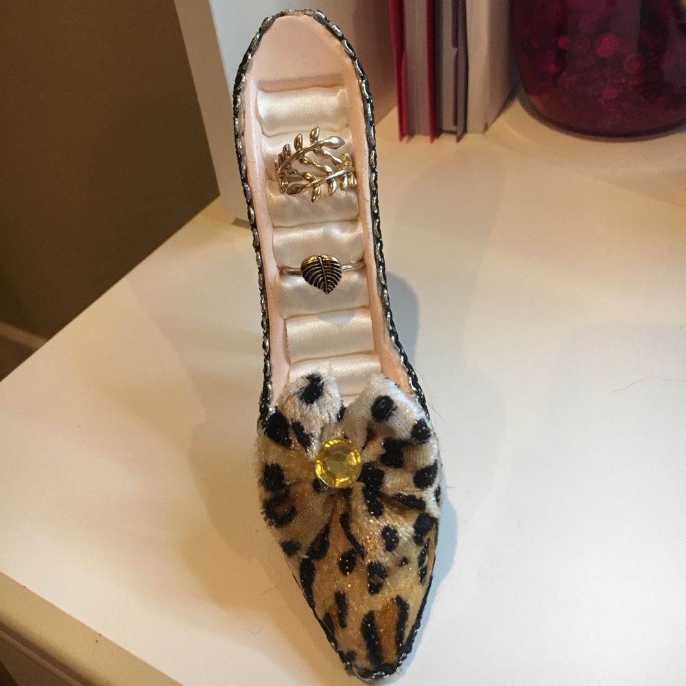 High hell shoe ring holder