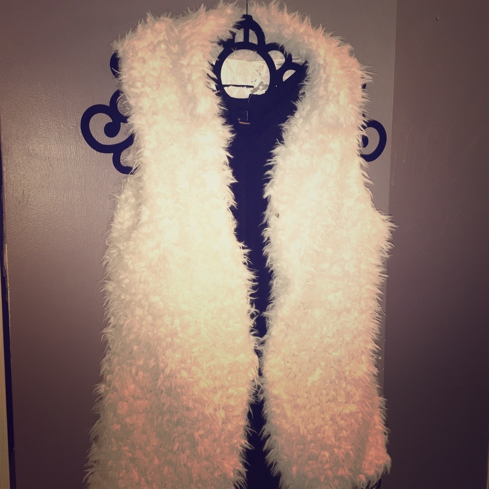 Faux fur vest -white
