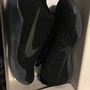 Kobe 11 low size 8.5