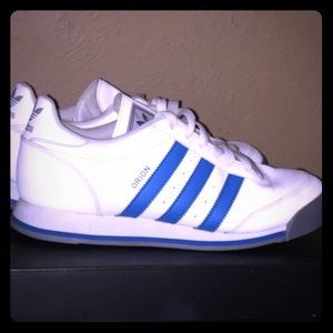 Women's Adidas Orion tennis shoes