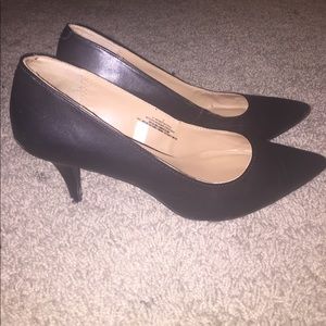 Simple Low Black Pump