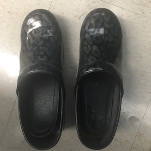Dansko shoes size 10 irresdescent animal print