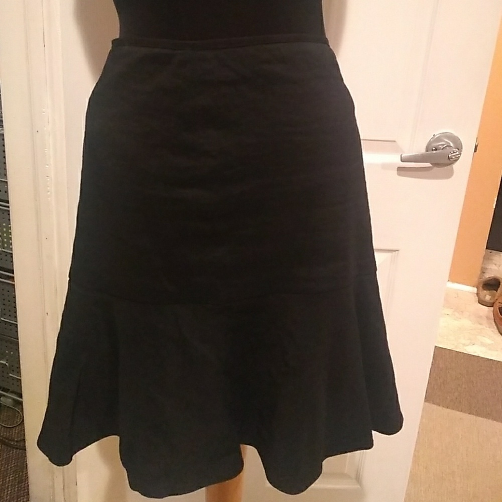 Elie Tahari stretch skirt with a flare bottom
