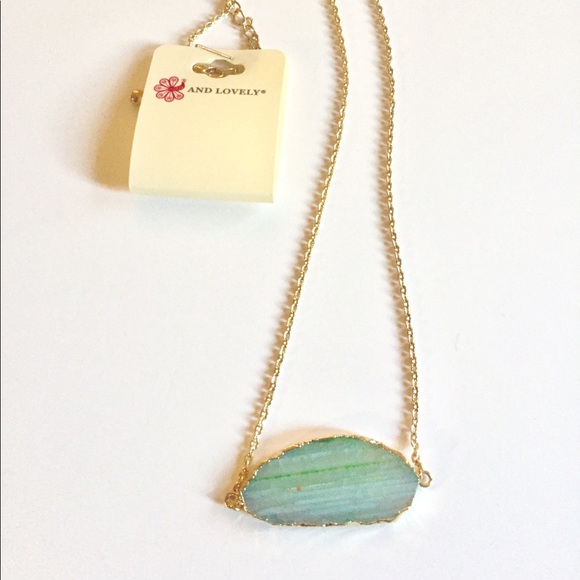 Green stone necklace with gold detailing. - Picture 2 of 2