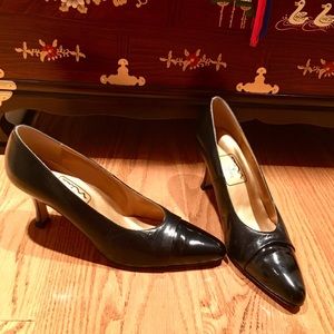 NINA Excellent condition Black Leather Heel