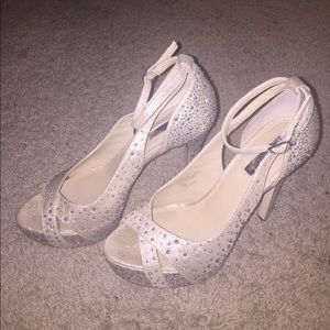 Pearl Gold Studded Pump