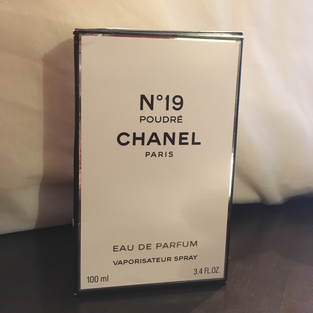 Chanel N19