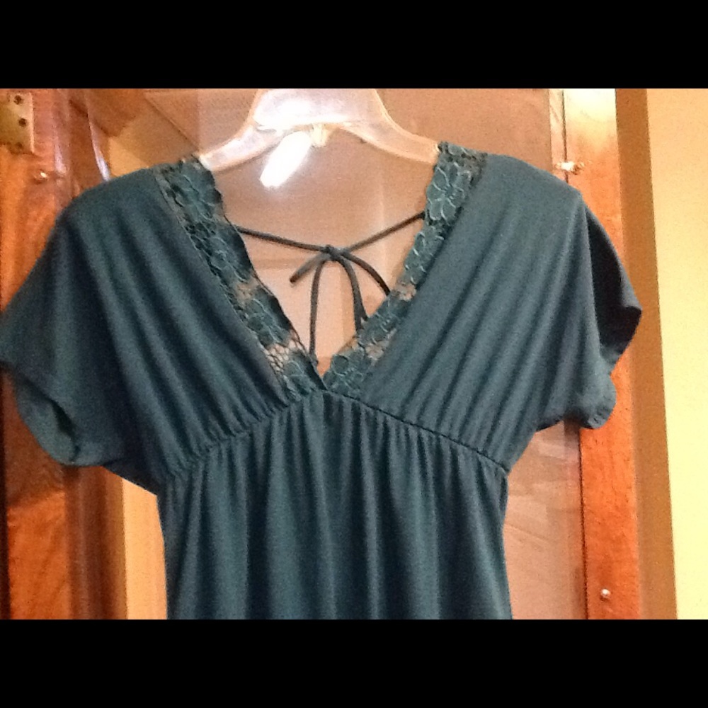 Dark rich green cap sleeved v neck and back top - Picture 3 of 6