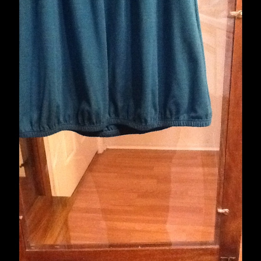 Dark rich green cap sleeved v neck and back top - Picture 4 of 6