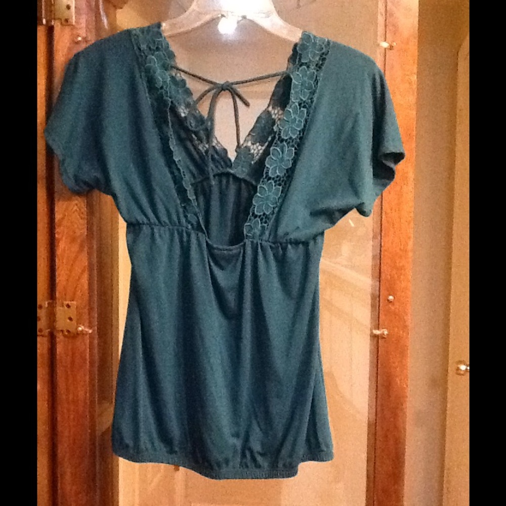 Dark rich green cap sleeved v neck and back top - Picture 5 of 6