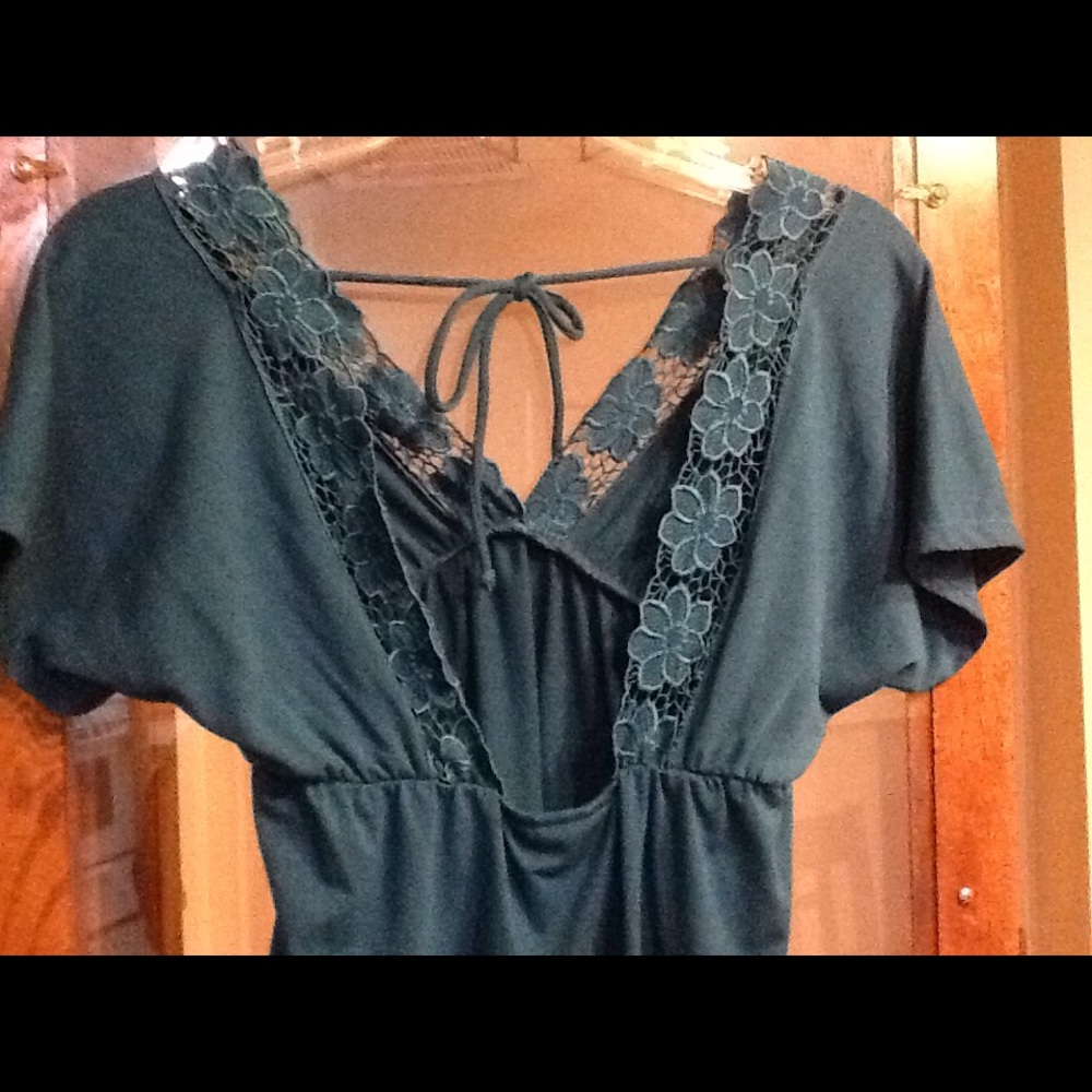 Dark rich green cap sleeved v neck and back top - Picture 6 of 6