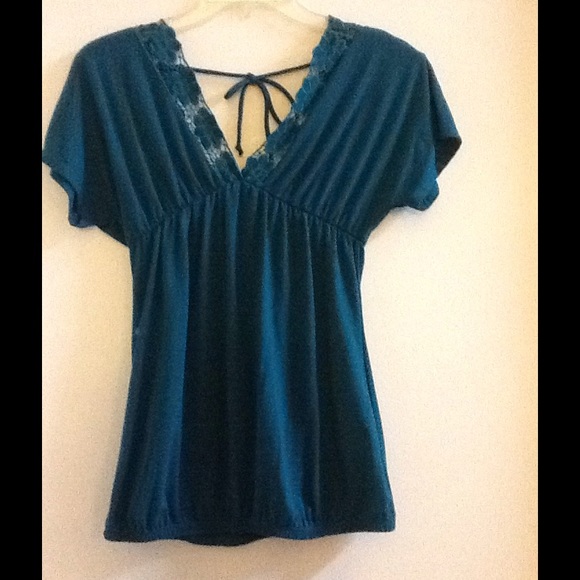 Bette du Four Tops - Dark rich green cap sleeved v neck and back top