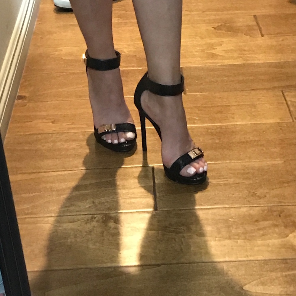 BCBG heels new never worn size 5.5