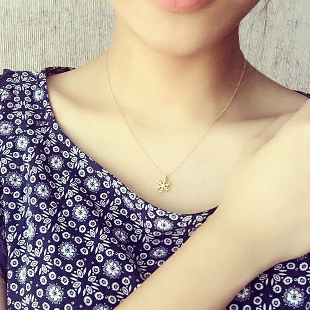 ❄️ Snowflake Holiday Gift Seasonal Pendant - Picture 7 of 8