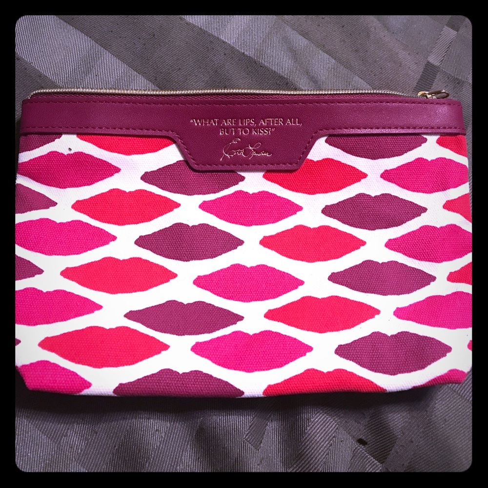 Estée Lauder makeup bag