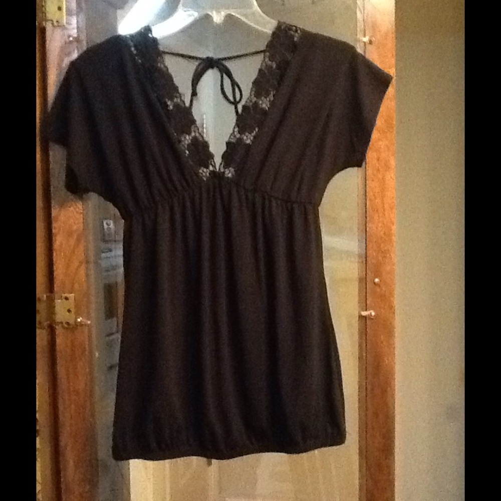 Black cap sleeved v neck and back top