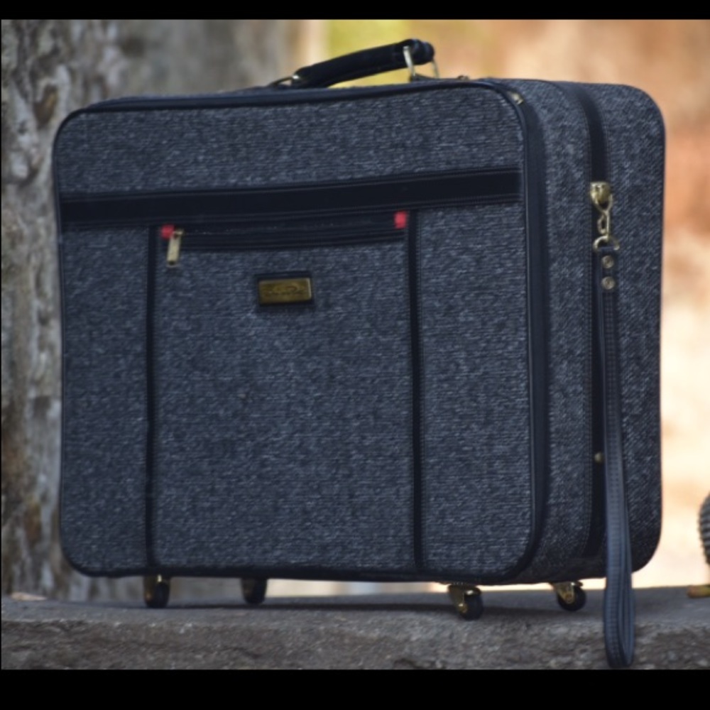 FINAL PRICE:COUTURE OSCAR DE LA RENTA luggage 💼💙
