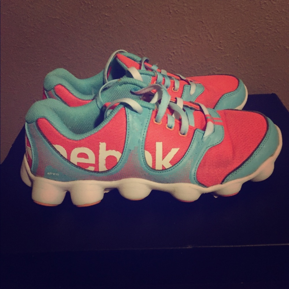 Comfortable Reebok Sneakers!! Size 6.5 Youth