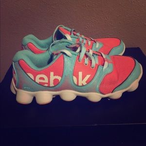 Comfortable Reebok Sneakers!! Size 6.5 Youth