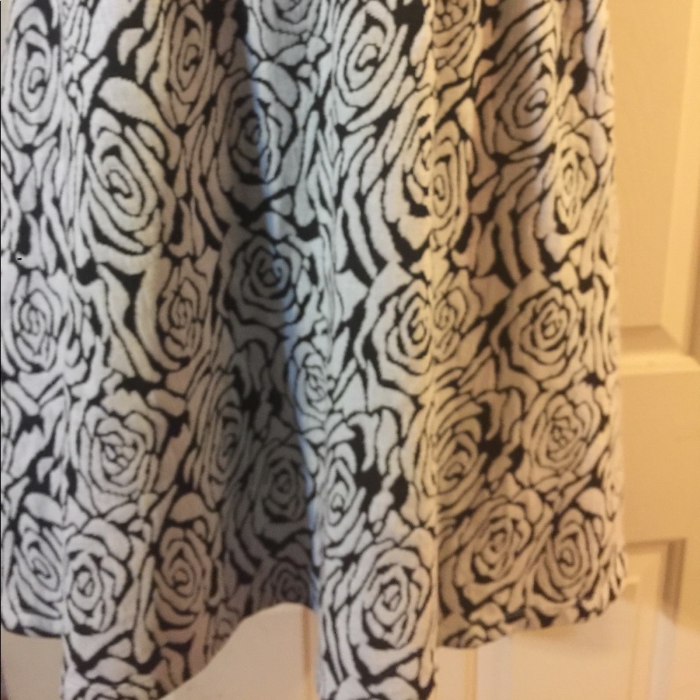 Chance Or Fate Black/White Rose Print Dress - Picture 4 of 5