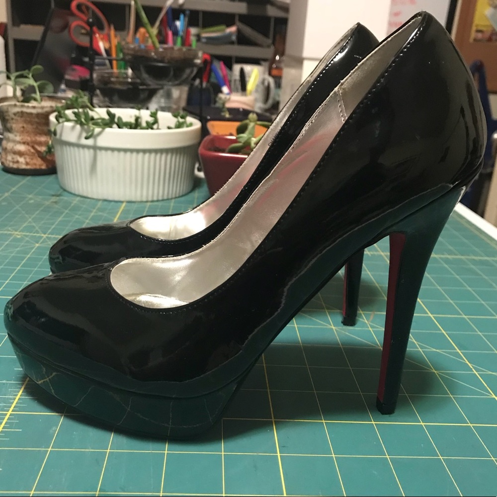 ShoeDazzle Shiny Black Heels With Pink Sole