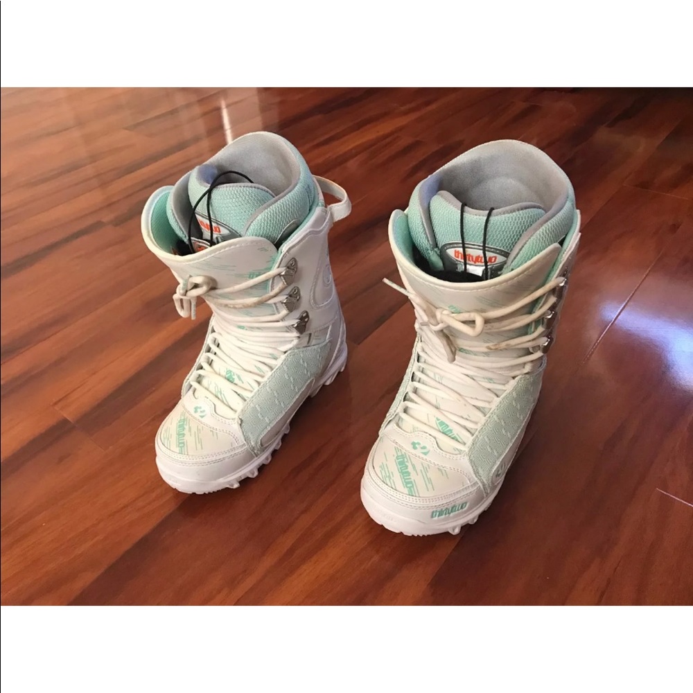 Thirty two lashed snowboarding boots