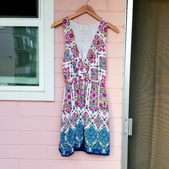 Everly Dresses & Skirts - everly • v neck dress