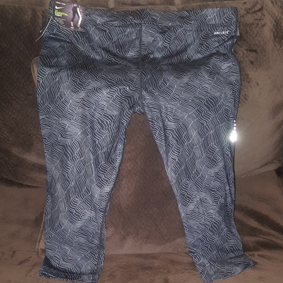 Nike Essential Dri-Fit Crop Running Tights, Sz 1X - Picture 4 of 7