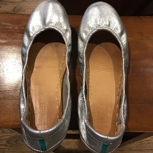 A beautiful pair of Silver Screen Tieks!!
