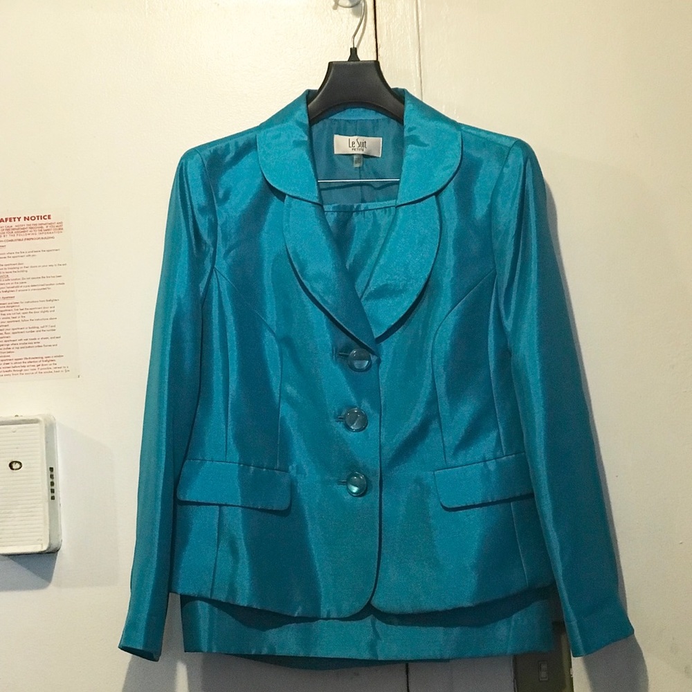 NWT Silk like Aqua LeSuit
