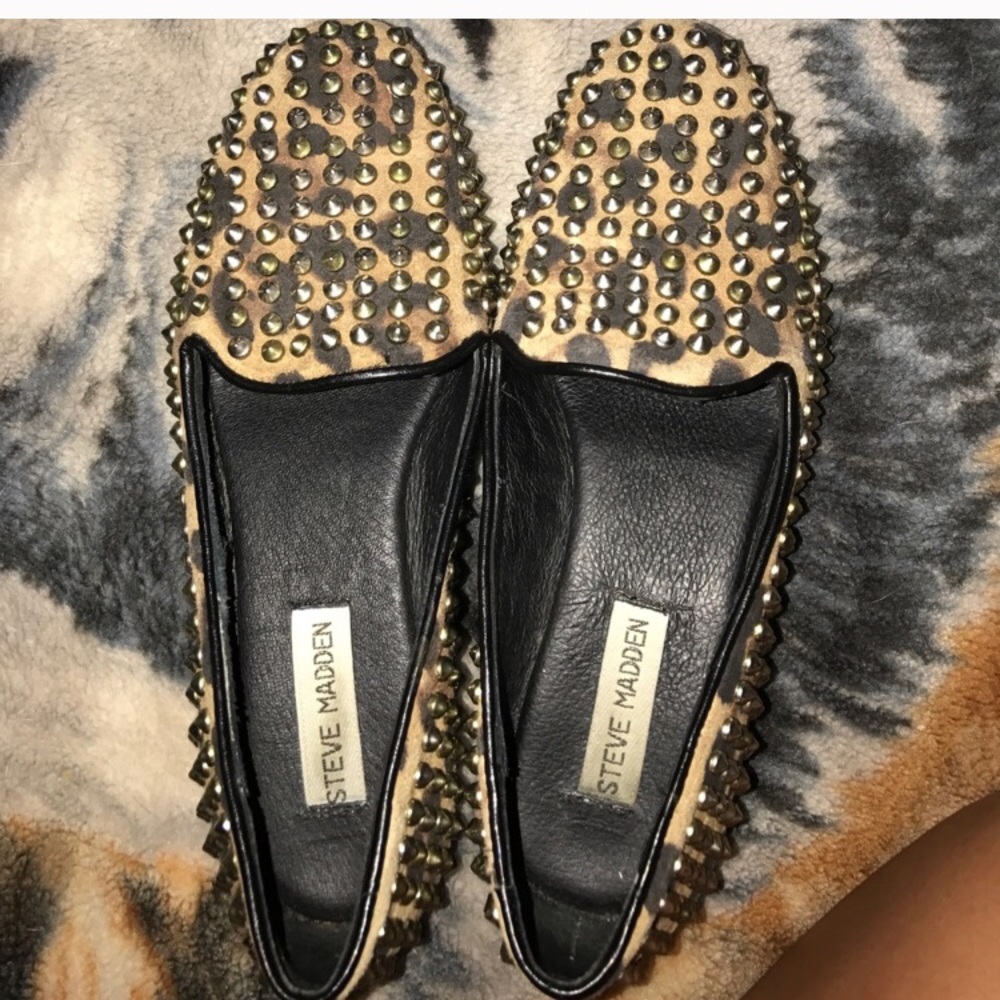 Steve Madden Leopard got Le spiked flat/loafers