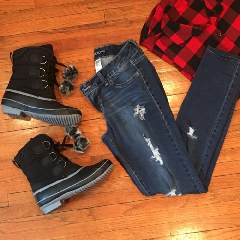 Distressed skinny jeans