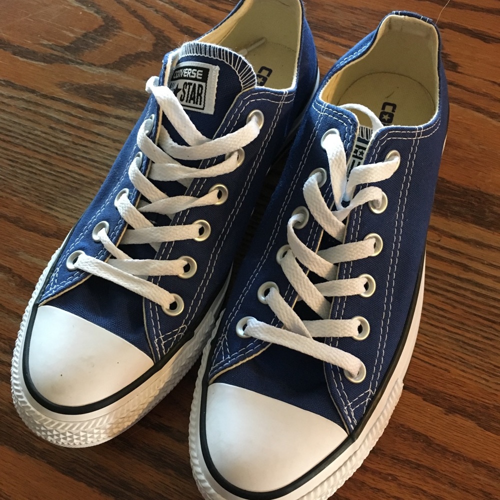 Navy blue converse