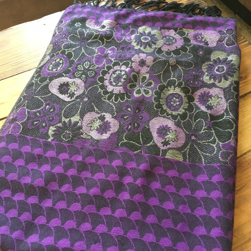 Purple scarf w/ houndstooth-like pattern