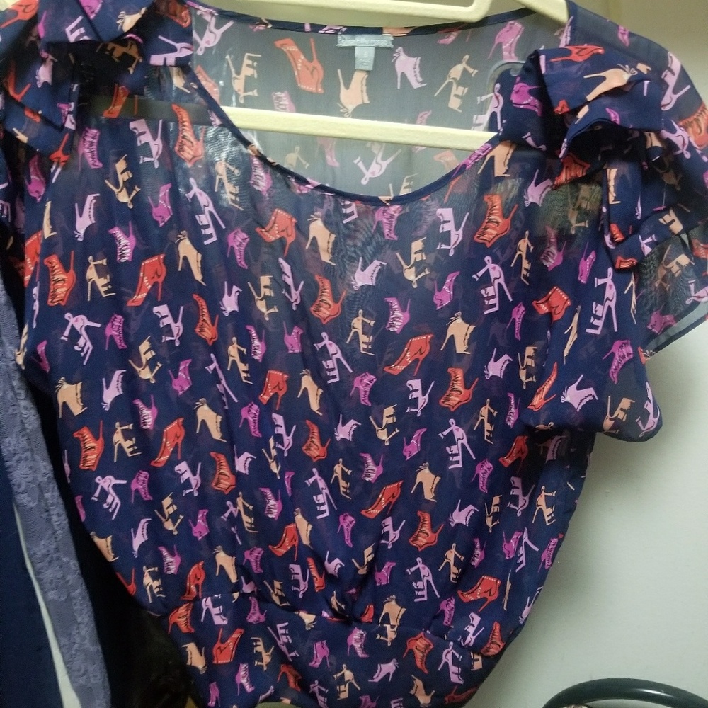 Chinced at waist flowy blouse.