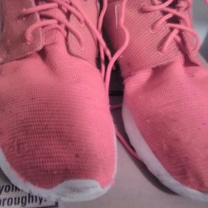 NIKE ROSHE RUNNING SHOES